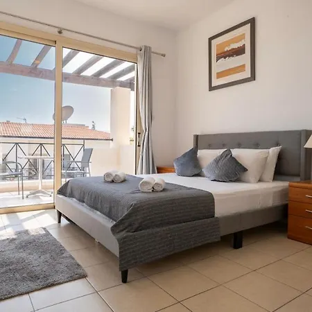 Stylish Apartment With Pool, Fast Wifi, Netflix, Perfect For Couples Or Solo Travellers *