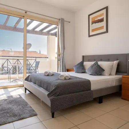 Modern With Pool And Balcony Hillside And Sea Views For Business Or Leisure Travellers Appartement