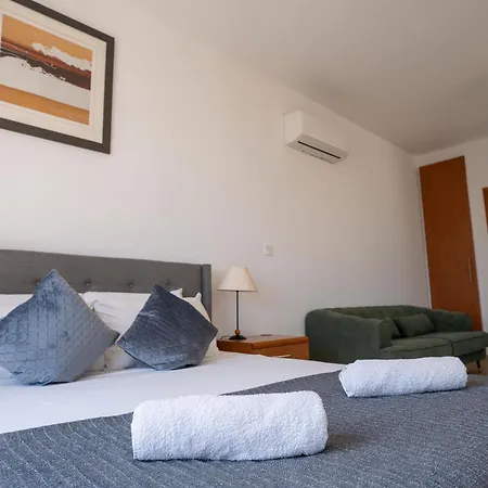 Modern With Pool And Balcony Hillside And Sea Views For Business Or Leisure Travellers