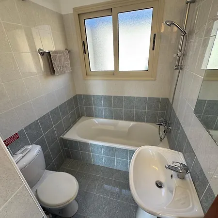 Apartment Modern & Stylish In Coral Bay, Pool, Parking, Fast Wifi, Netflix And Close To Peyia