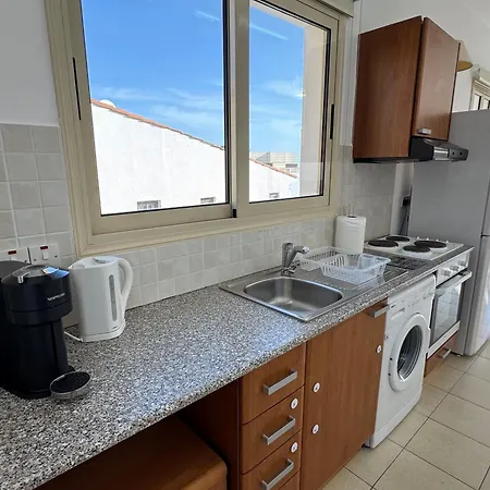Modern & Stylish In Coral Bay, Pool, Parking, Fast Wifi, Netflix And Close To Peyia