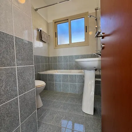 Modern With Pool And Balcony Hillside And Sea Views For Business Or Leisure Travellers 公寓 *