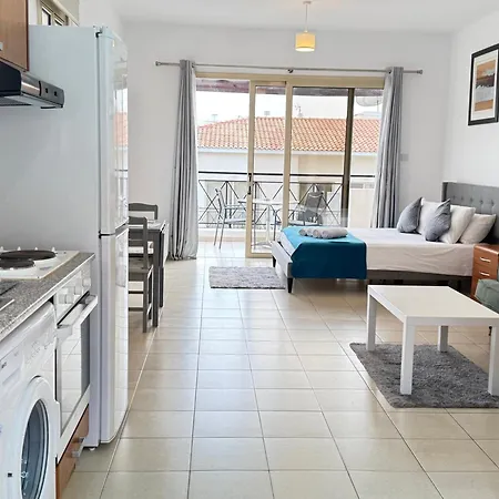 Modern & Stylish In Coral Bay, Pool, Parking, Fast Wifi, Netflix And Close To