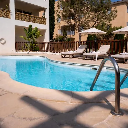 Peaceful Retreat With Pool & Sea Views *
