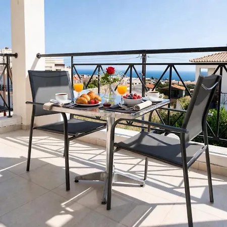 Peaceful Retreat With Pool & Sea Views Appartamento