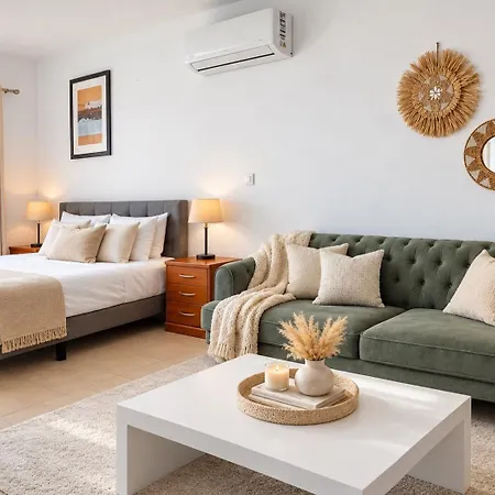 Appartamento Sea View In Peyia, Pool, Balcony & Free Parking *