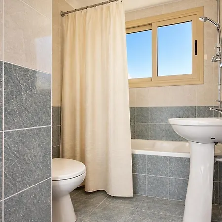 Sea View In Peyia, Pool, Balcony & Free Parking Appartamento Peyia