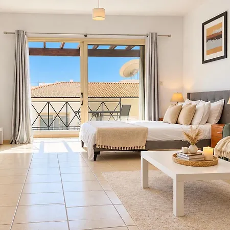 Sea View In Peyia, Pool, Balcony & Free Parking