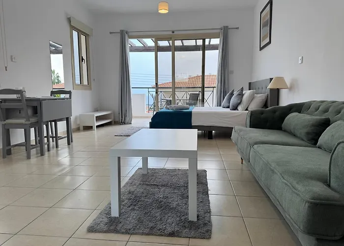 Modern With Pool And Balcony Hillside And Sea Views For Business Or Leisure Travellers *