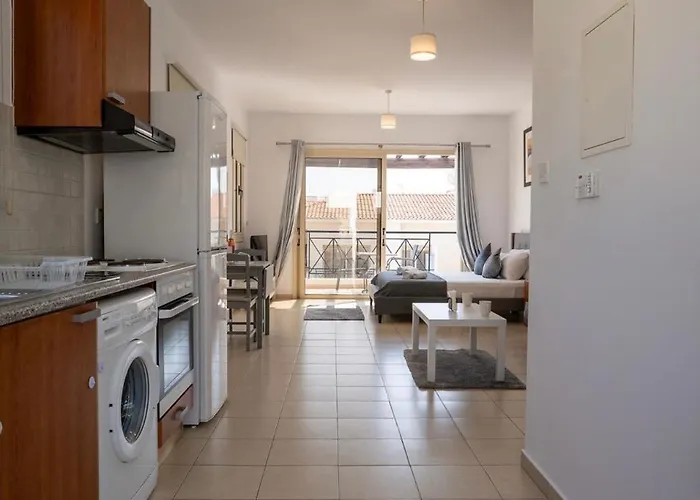 Modern With Pool And Balcony Hillside And Sea Views For Business Or Leisure Travellers *