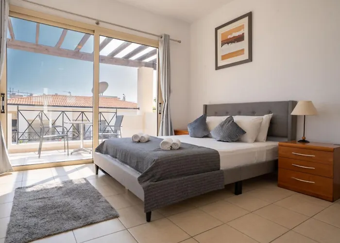 Modern With Pool And Balcony Hillside And Sea Views For Business Or Leisure Travellers アパート