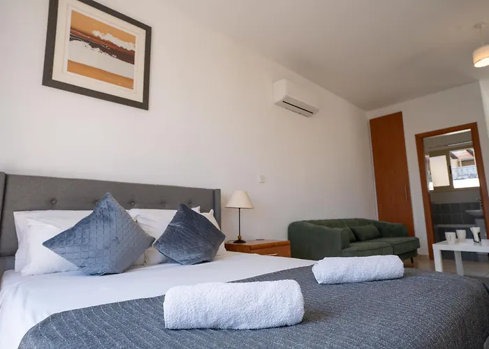 Modern With Pool And Balcony Hillside And Sea Views For Business Or Leisure Travellers